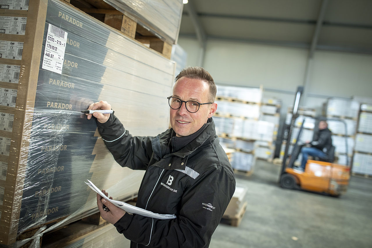 Markierung von Parador-Böden in der Lagerhalle Markierung von Parador-Böden in der Lagerhalle