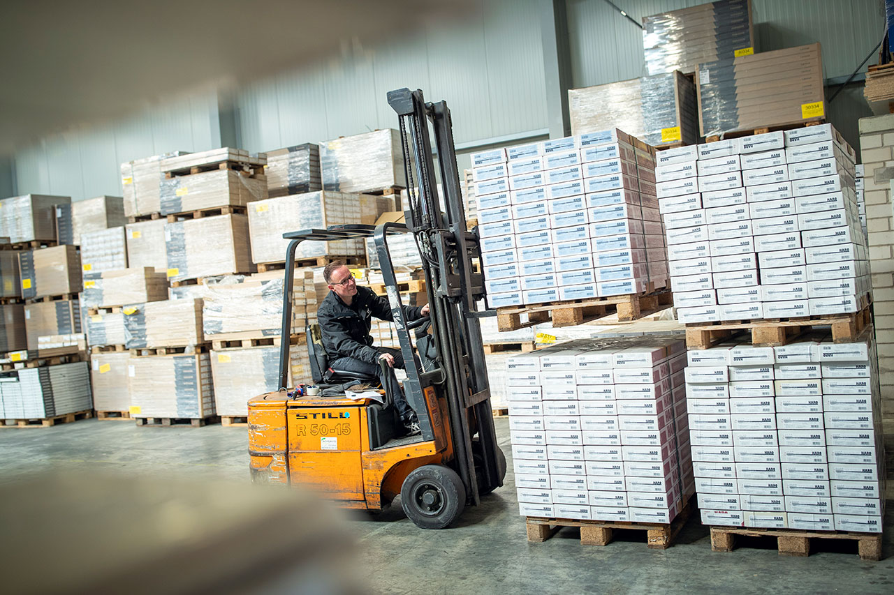 Böden beim Transport in der Lagerhalle von bodenverkauf.de