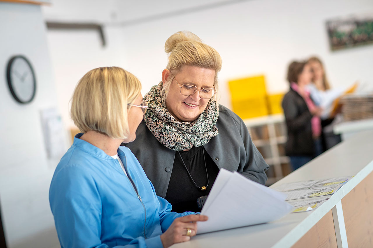 Abgleich von Versanddaten durch zwei Mitarbeiterinnen bei bodenverkauf.de Abgleich von Versanddaten durch zwei Mitarbeiterinnen bei bodenverkauf.de
