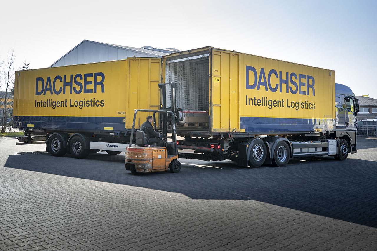 Böden werden in den Dachser-LKW geladen