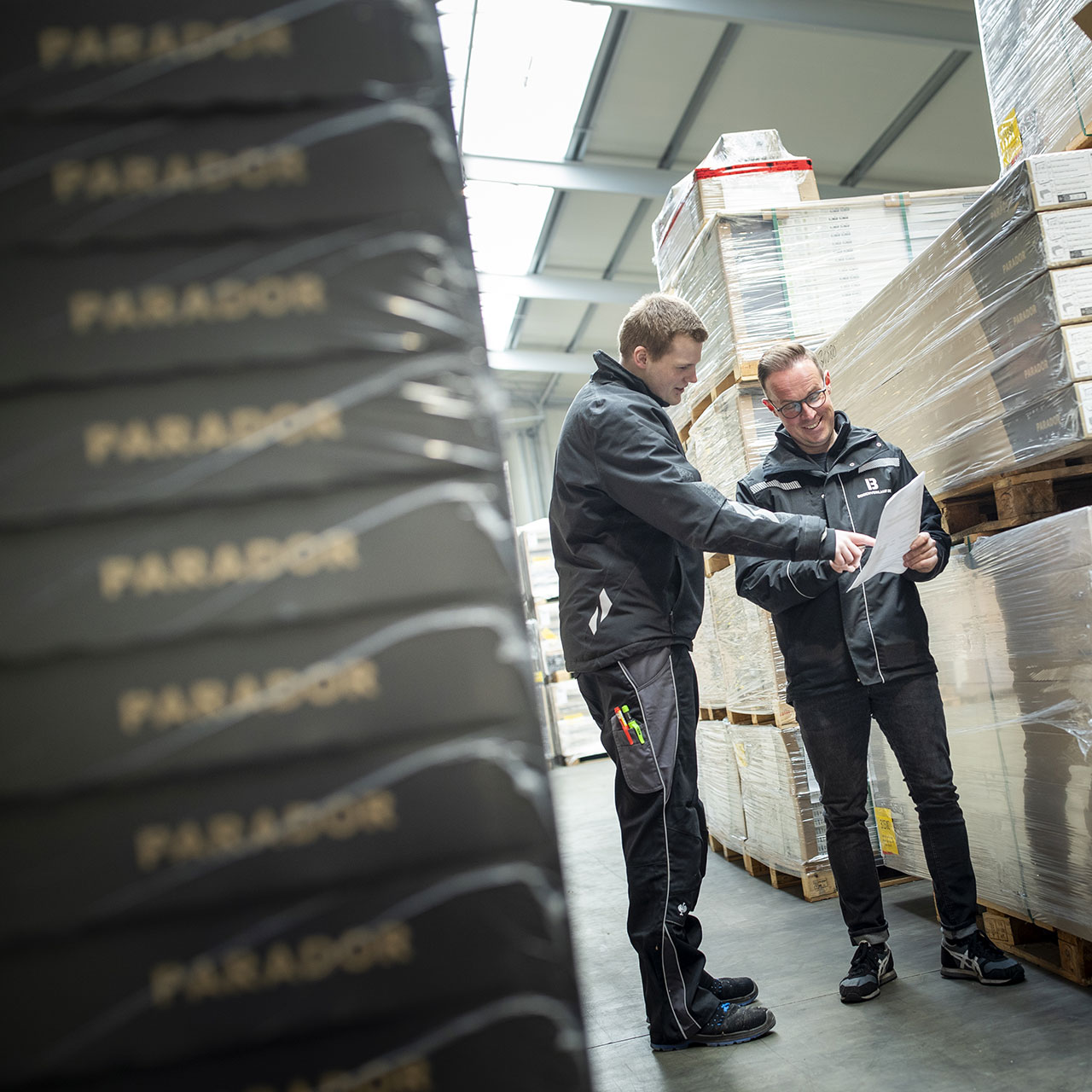 Kontrolle einer Packliste im Bodenlager