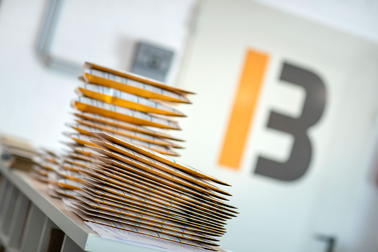 Musterboden-Mappen warten auf den Versand