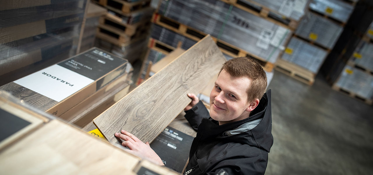 Mitarbeiter im Lager von Bodenverkauf.de Mitarbeiter im Lager von Bodenverkauf.de