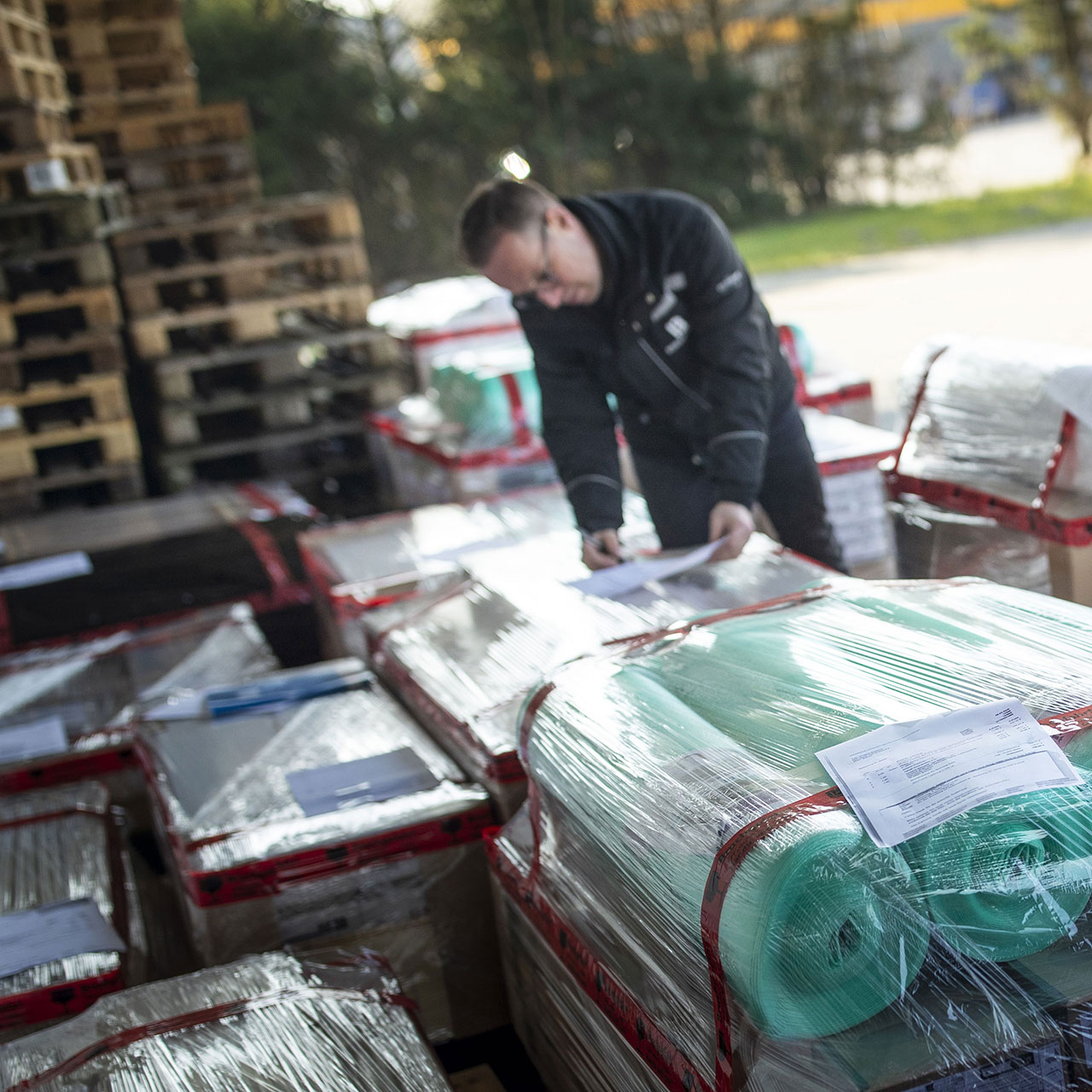 Endkontrolle von Böden vor dem Speditionsversand bei bodenverkauf.de