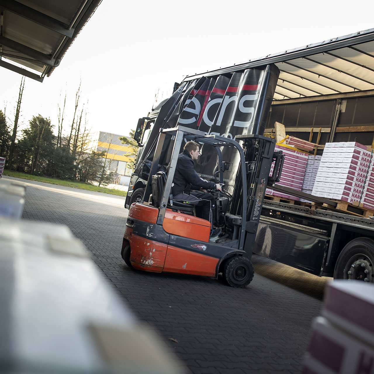 Böden werden vom LKW ins Lager transportiert HARO-Böden werden vor dem Speditionsversand in den LKW geladen