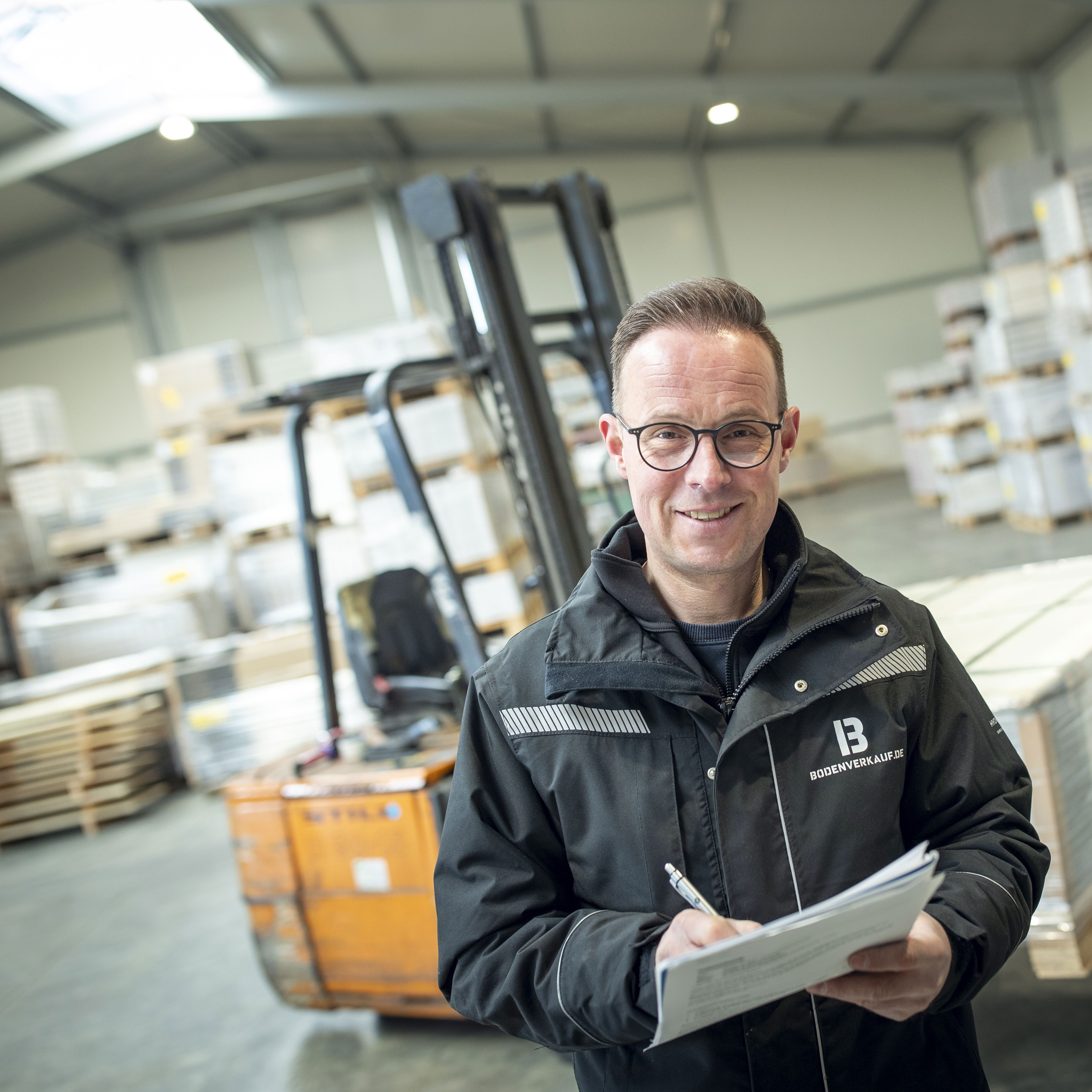 Mitarbeiter bei der Bestandskontrolle der Böden