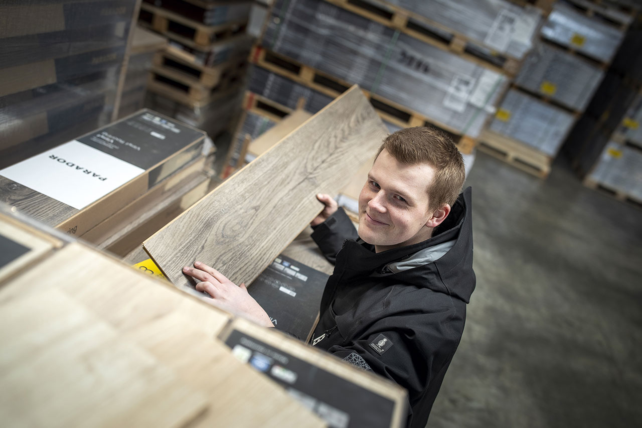 Gute Stimmung in der Lagerhalle von bodenverkauf.de