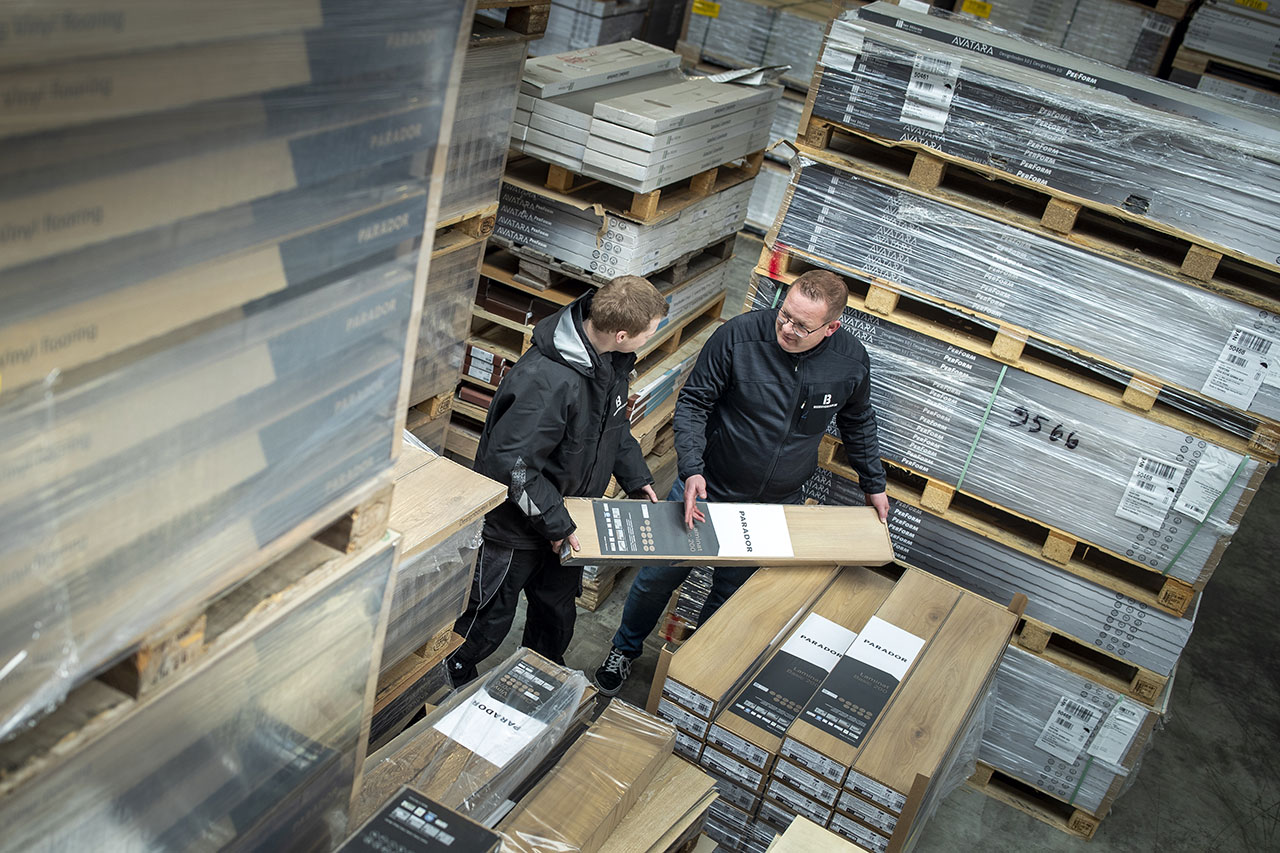 Lagerarbeiter beim Sortieren von Parkettböden