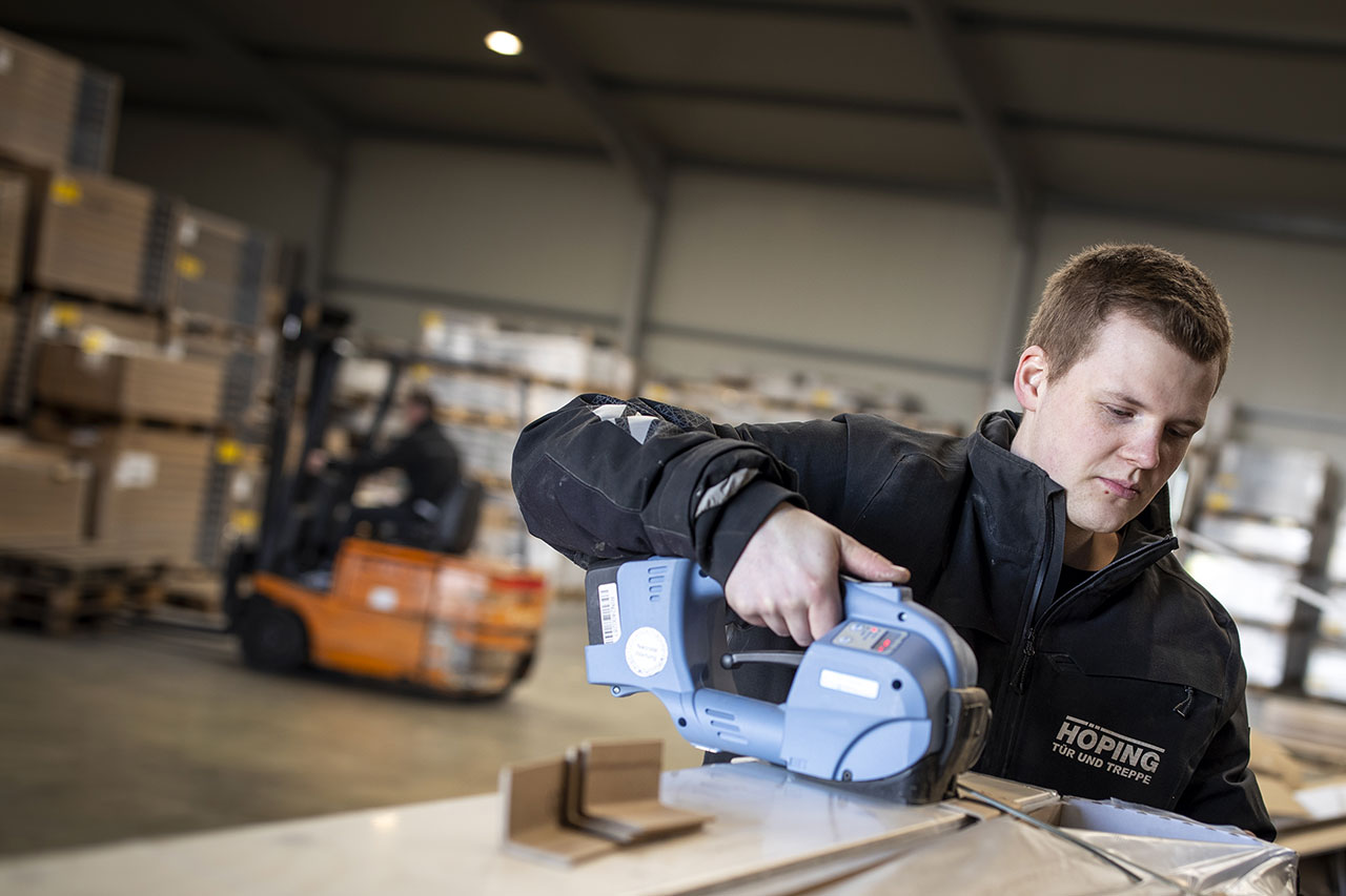 Böden werden in der Lagerhalle für den Versand vorbereitet Böden werden in der Lagerhalle für den Versand vorbereitet